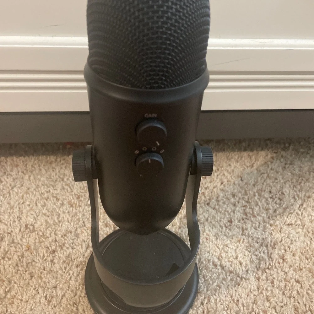 Blue yeti black microphone